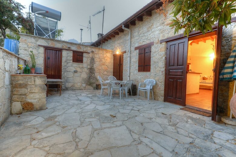 Hostal Komi Lofou Traditional House