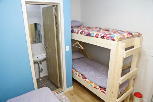Hostal Op 102 Guesthouse