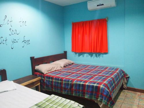 Coral Reef Surf Hostel And Camp