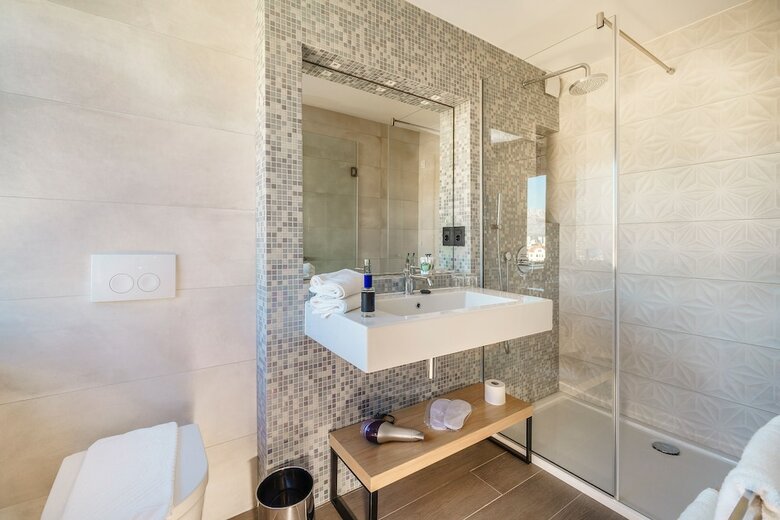 Hostal The View Luxury Rooms