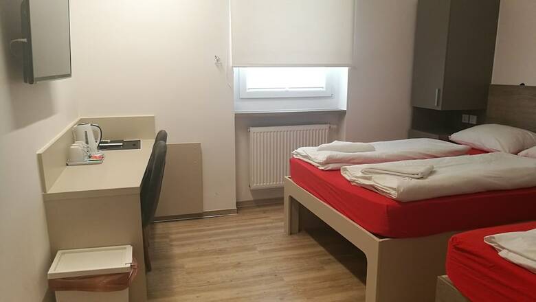 Hostal Rooms Ambro?i?