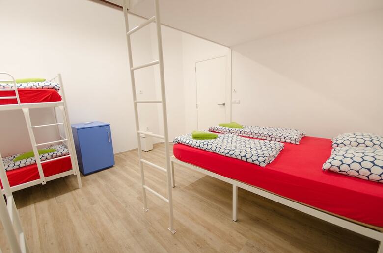 Hostal Rooms Ambro?i?