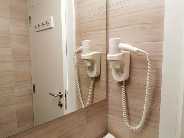 Hostal Rooms Ambro?i?