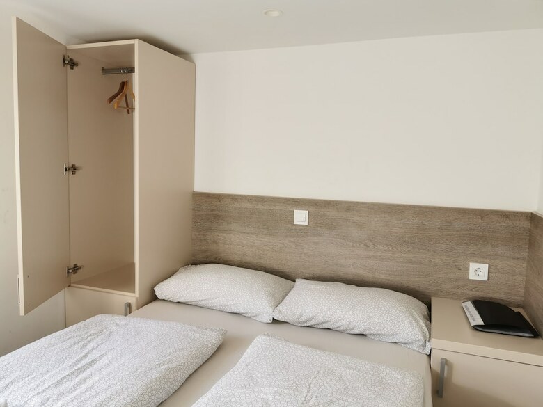 Hostal Rooms Ambro?i?