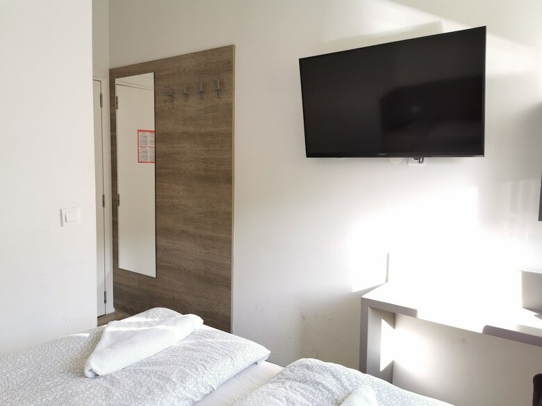 Hostal Rooms Ambro?i?