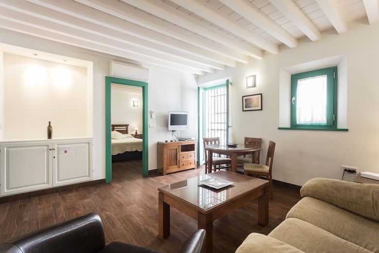 Laurel Suites Apartments