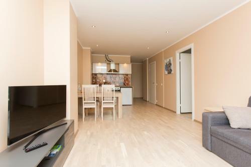 J�e Apartments