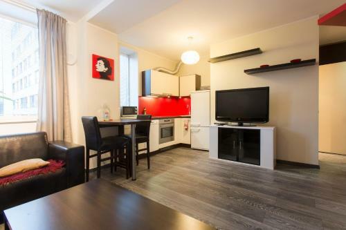 J�e Apartments