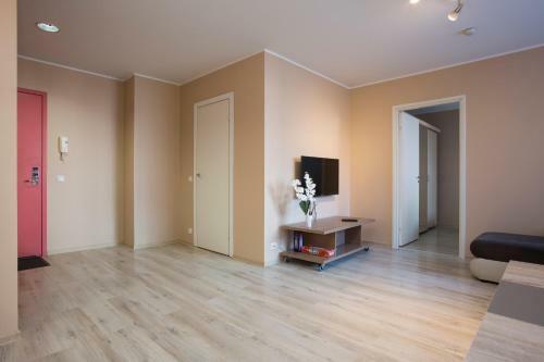 J�e Apartments
