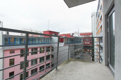 J�e Apartments