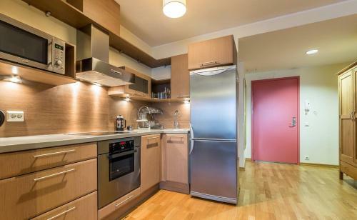 J�e Apartments