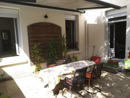 Cosy Rare 2 Bedroom Apartment Around A Private Garden