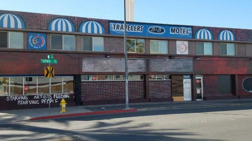 Travelers Bed & Breakfast Hostel