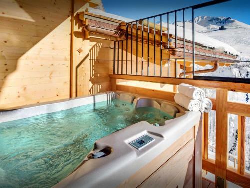 Chalet Macaron - Ovo Network