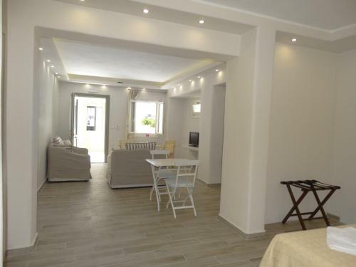 Hostal Anassa Suites
