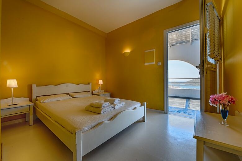 Hostal Kymothoi Rooms & Pool Bar