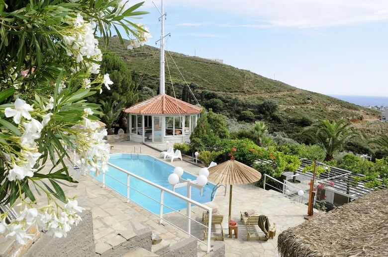 Hostal Kymothoi Rooms & Pool Bar