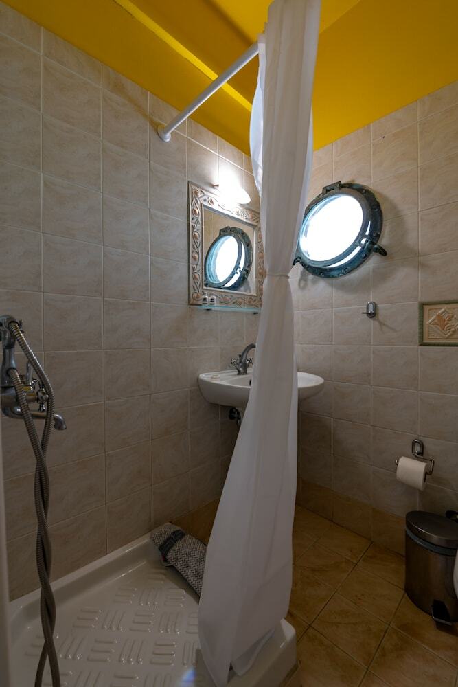 Hostal Kymothoi Rooms & Pool Bar