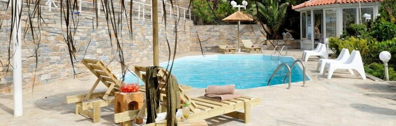 Hostal Kymothoi Rooms & Pool Bar