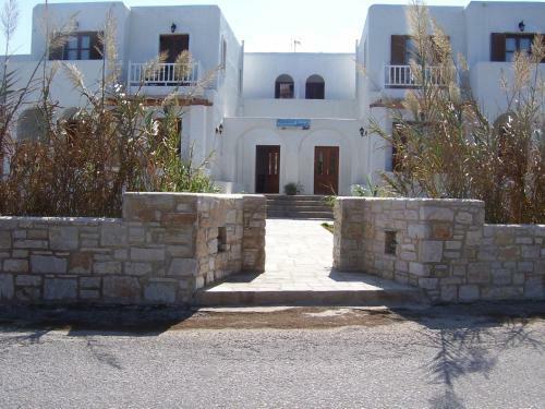 Hostal Roussos Beach Hotel