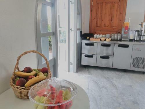 Hostal Roussos Beach Hotel