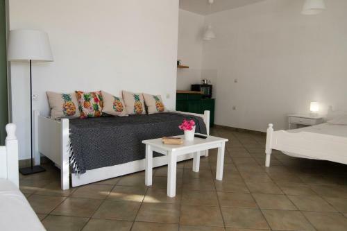 Armadoros Hotel / Ios Backpackers