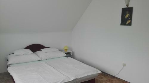 Hostal Ak�cvir�g Vend�gh�z �s Apartman