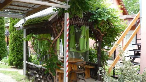 Hostal Ak�cvir�g Vend�gh�z �s Apartman