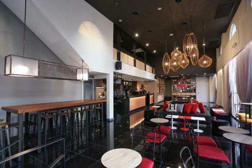 Avenue J Hotel, Central Market