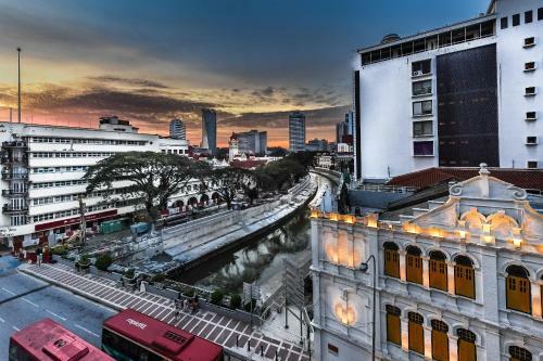 Avenue J Hotel, Central Market