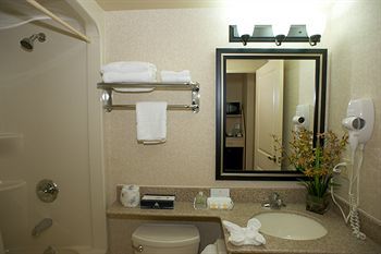 Hotel Monte Carlo Inns Barrie Suites