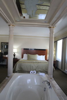 Hotel Monte Carlo Inns Barrie Suites