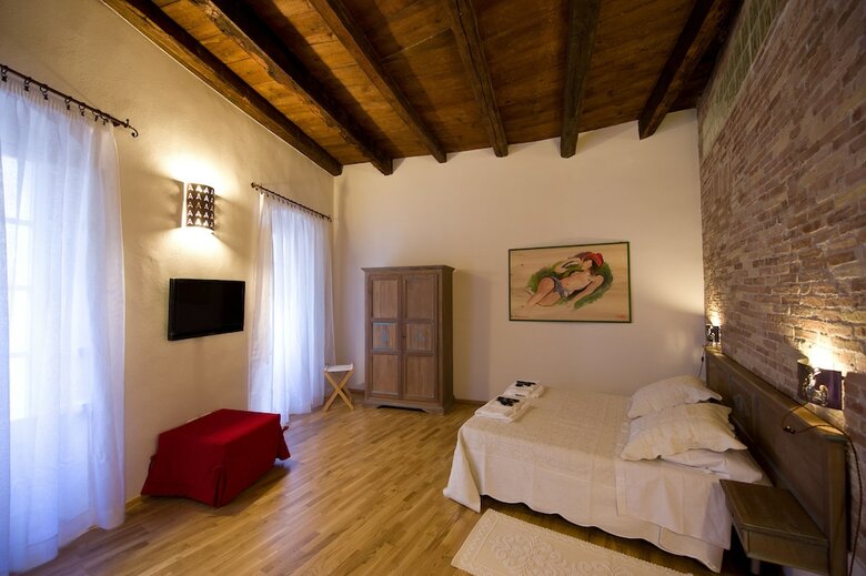 Hostal Castelletto Suites