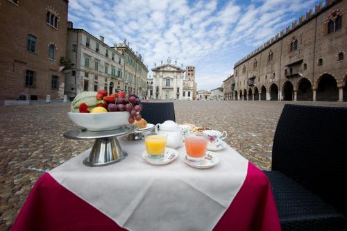 Hostal Palazzo Castiglioni Luxury Suites