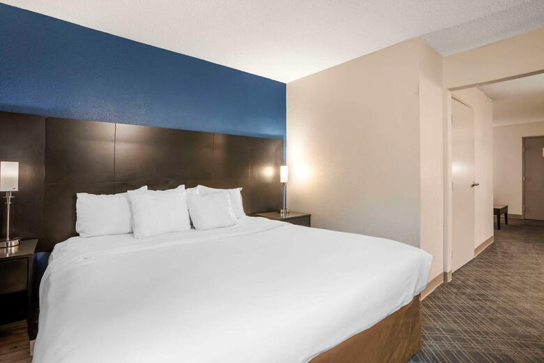 Hotel Comfort Suites Airport