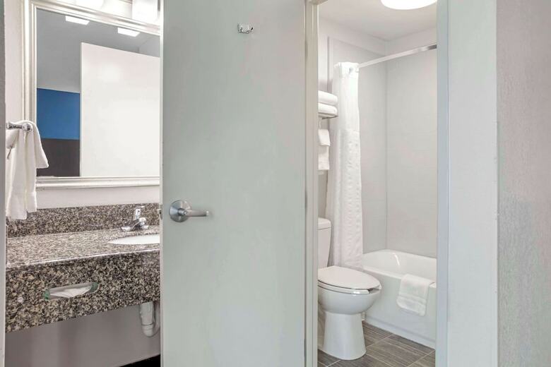 Hotel Comfort Suites Airport