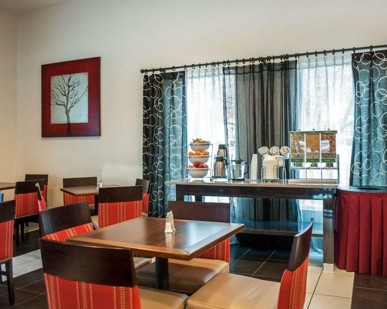 Hotel Comfort Suites Airport