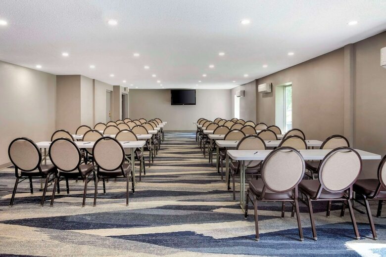 Hotel Comfort Suites Airport