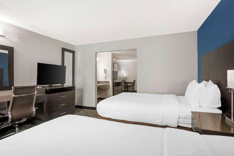 Hotel Comfort Suites Airport