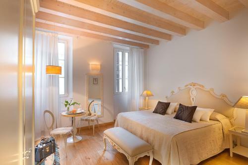 Hostal Gallery Room