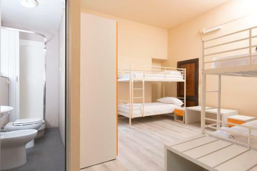 Hostel 7 Santi