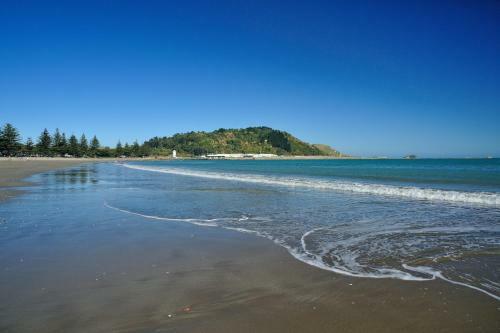 Whispering Sands Beachfront Motel