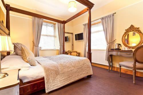 Hostal Chestnuts Guest House (adults Only)