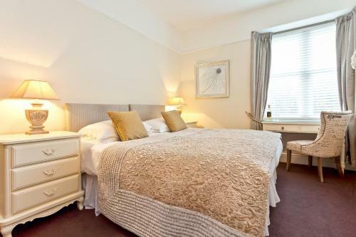 Hostal Chestnuts Guest House (adults Only)