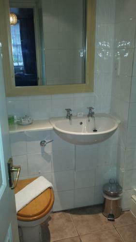 Hostal The Witney Guest House