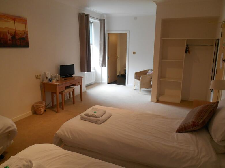 Airlie Arms Hotel