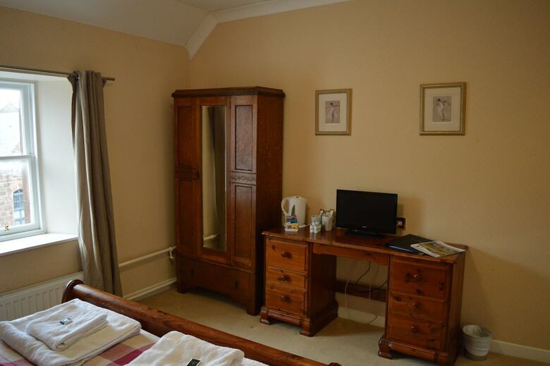Airlie Arms Hotel
