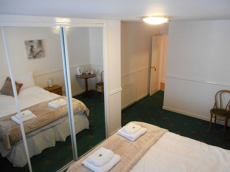 Airlie Arms Hotel