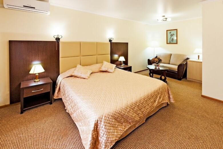 Electron Hotel