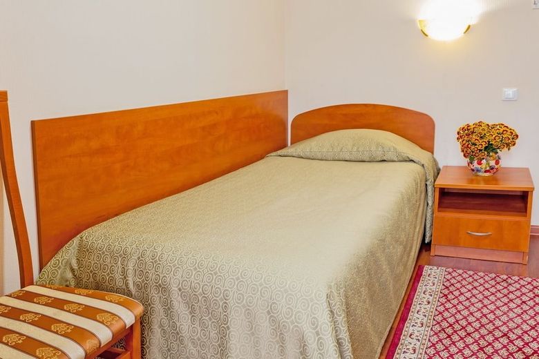 Electron Hotel